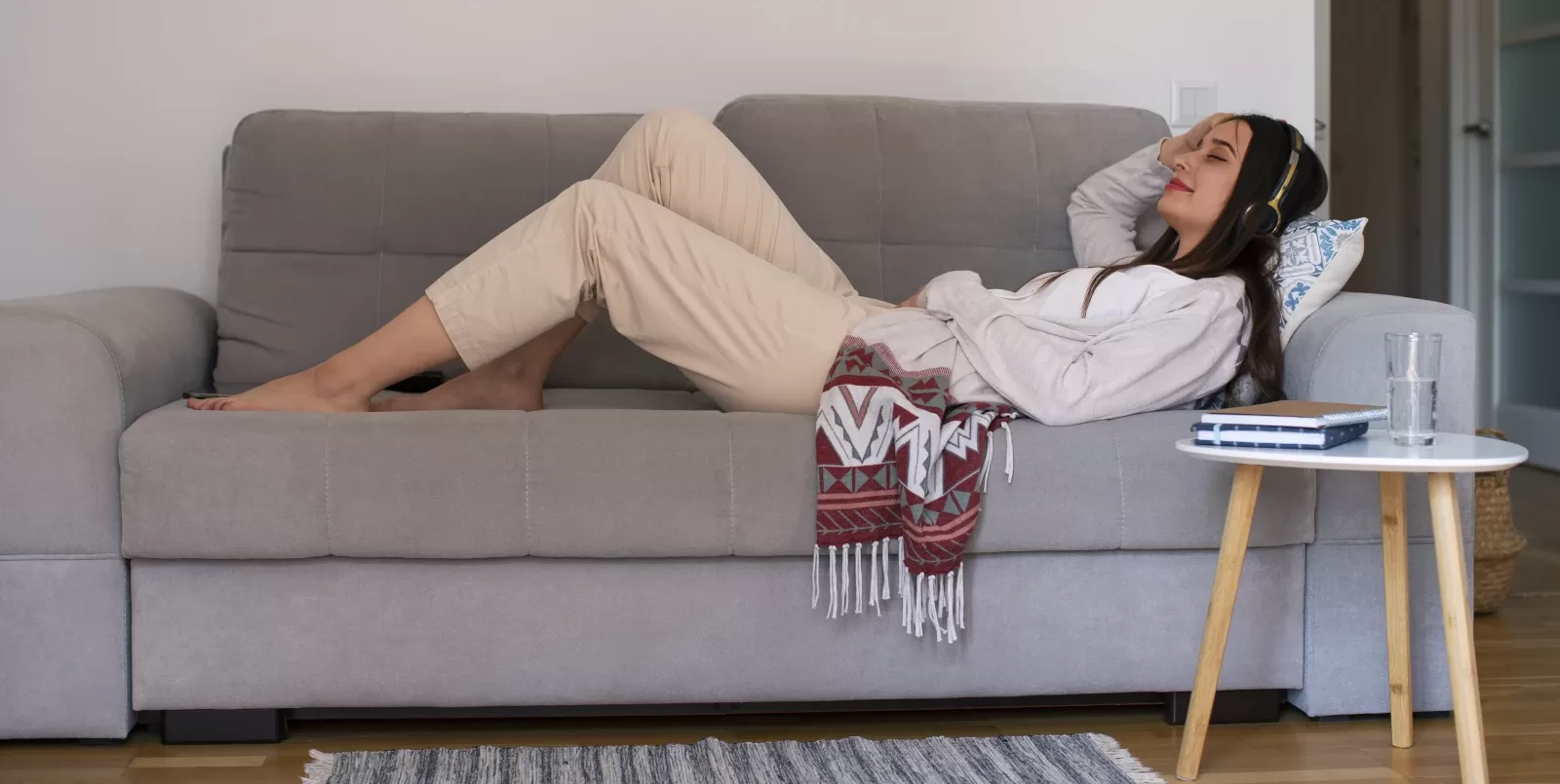 chica acostada en un mueble